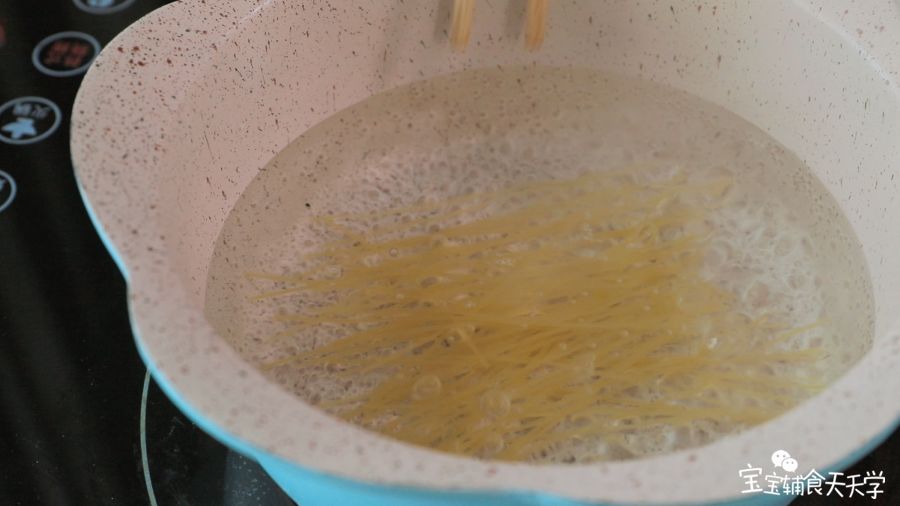 烧开一锅水，放入小米面条煮熟