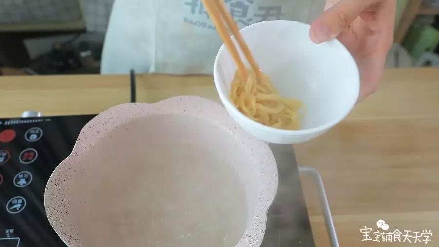 捞出面条沥干水分