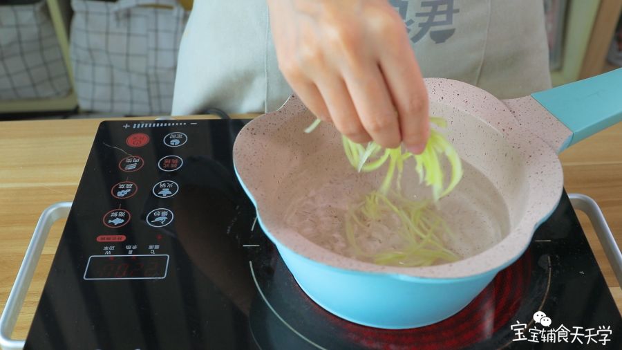 烧开一锅水，撒入一把青瓜丝