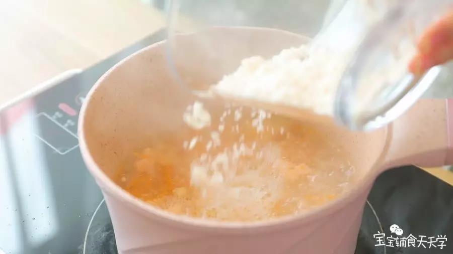 倒入面疙瘩，配合着搅拌煮熟