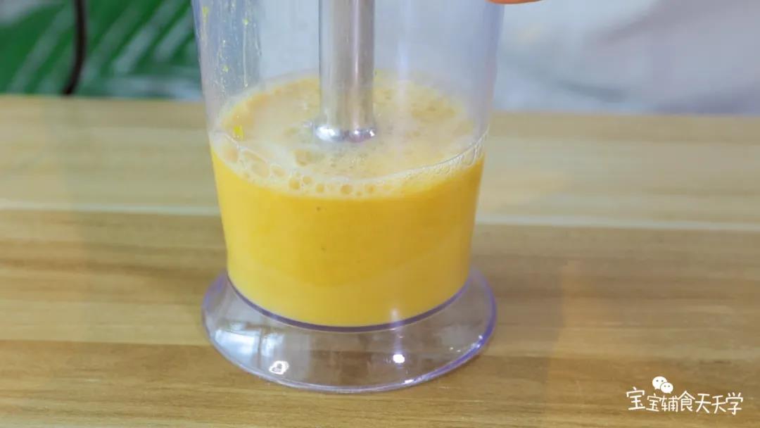 打入鸡蛋，开动搅拌机搅打至细腻、体积变大