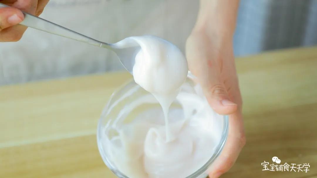 再缓慢加入开水，持续搅拌，直至藕粉完全冲开，呈光滑无结块的浓稠状