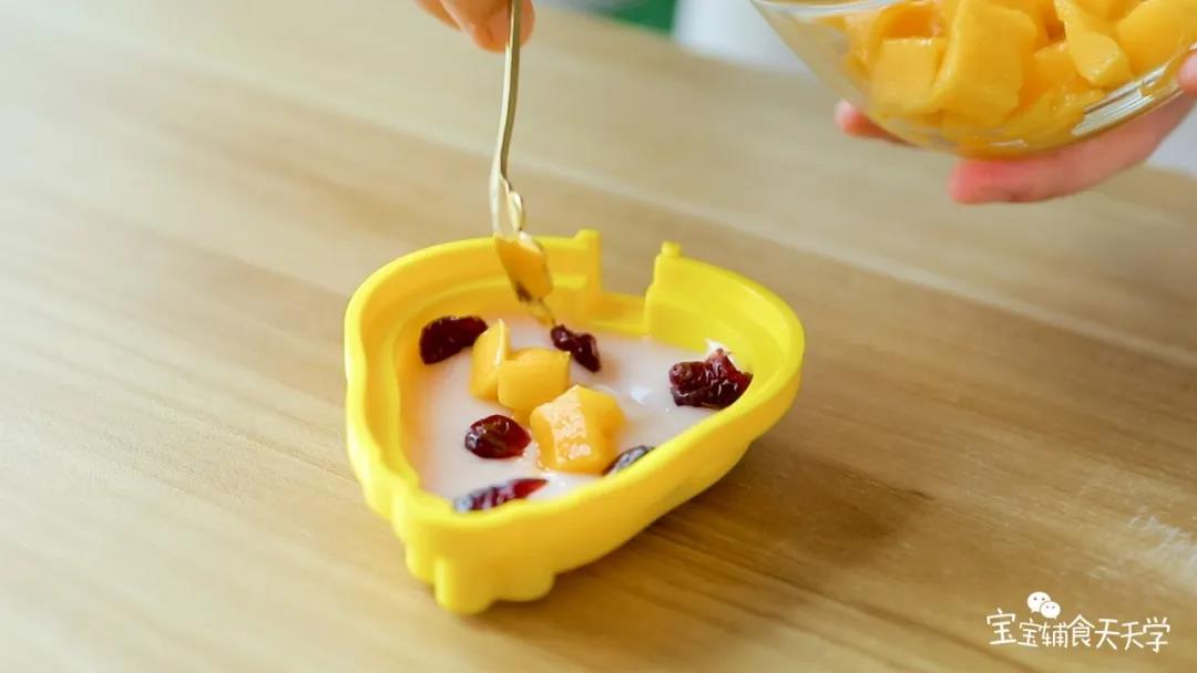 再放入喜欢的水果干、水果粒，平铺后稍稍按压进面糊里