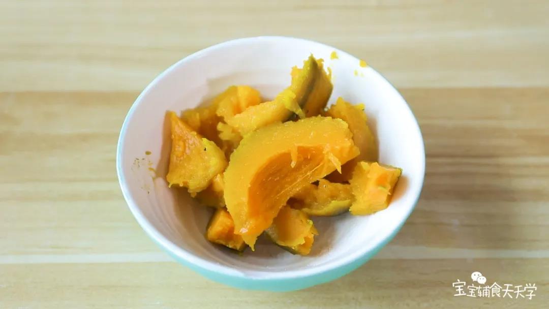 熟的贝贝南瓜取出去皮切块去瓤备用
