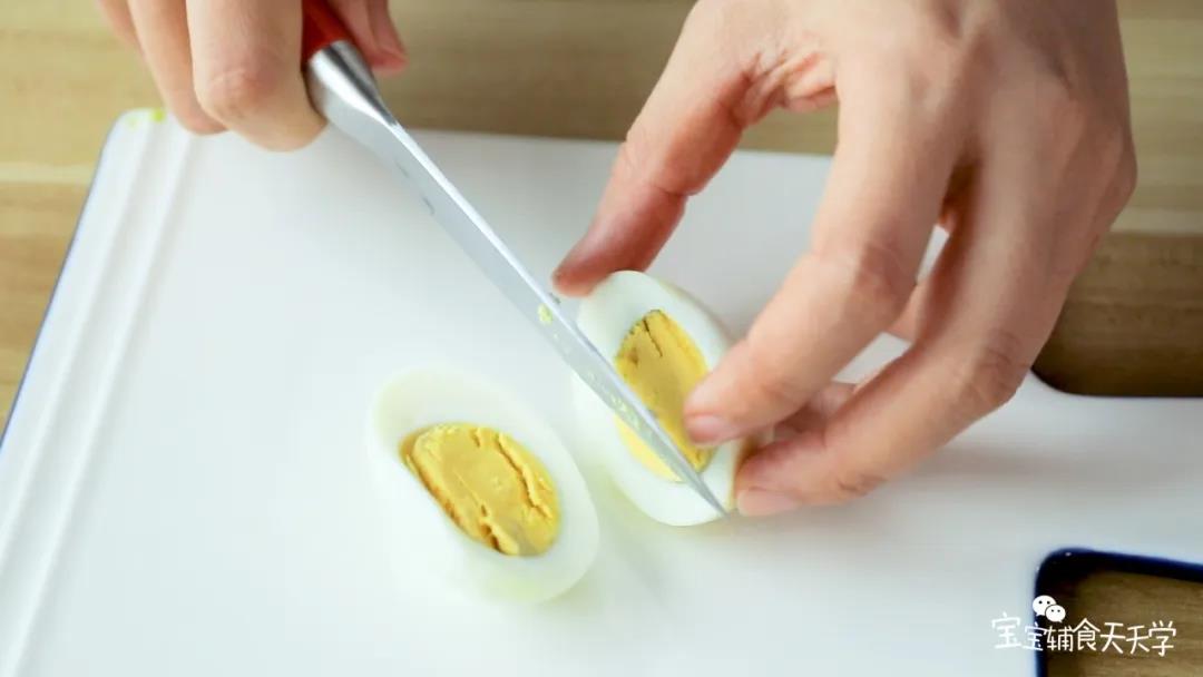 水煮蛋剥开，蛋白蛋黄分离