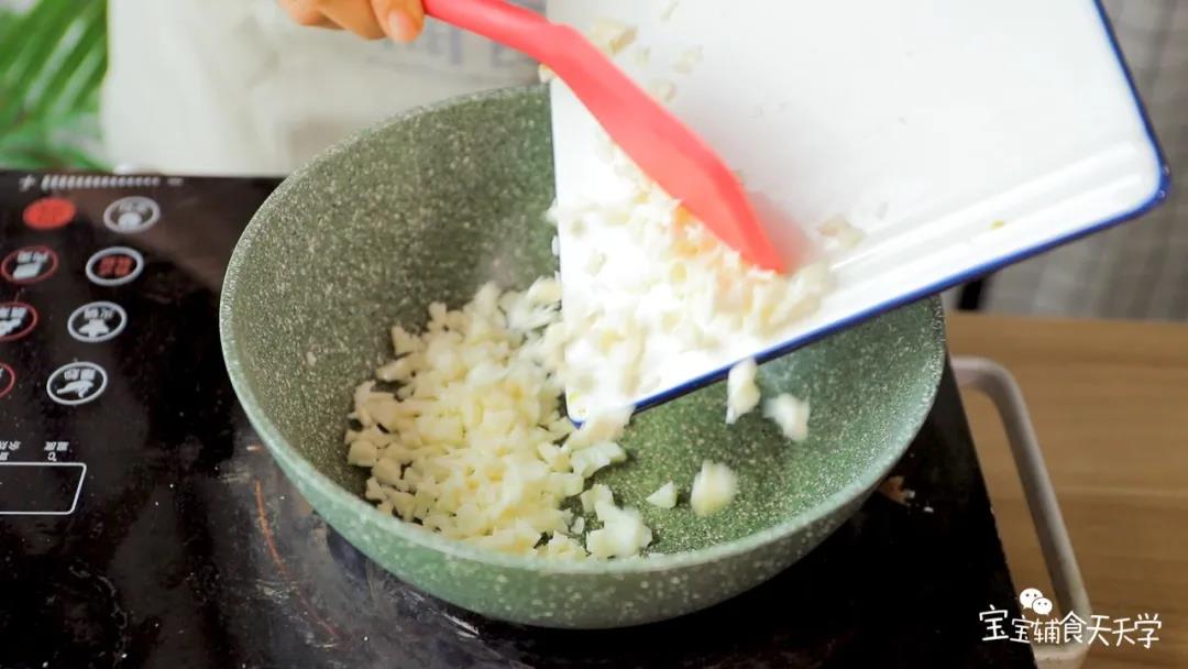 锅里倒油，小火加热，先倒入蛋白碎翻炒一下，倒出在碟子里备用