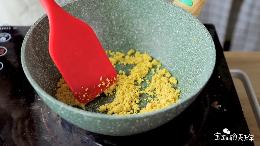 倒出蛋白后锅里再次抹一点油，倒入蛋黄碎炒散，倒入南瓜块翻炒锅上蛋黄