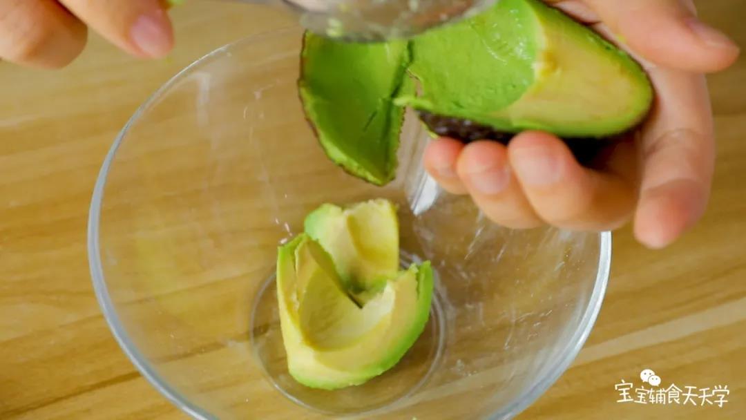 挖出果肉，捣成泥状