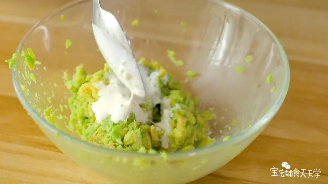 倒入约5g的牛奶，混合均匀，让牛油果更加粘稠些，备用