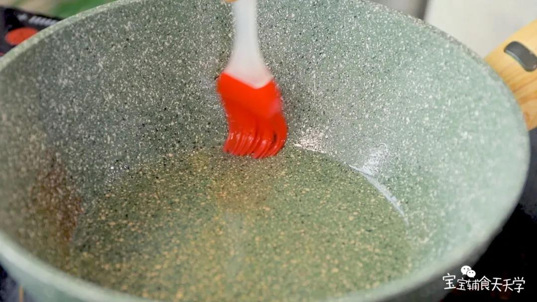 中小火热锅，刷上一层油