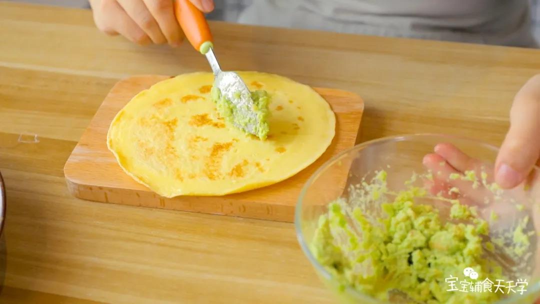 蛋饼放凉后，铺上牛油果泥