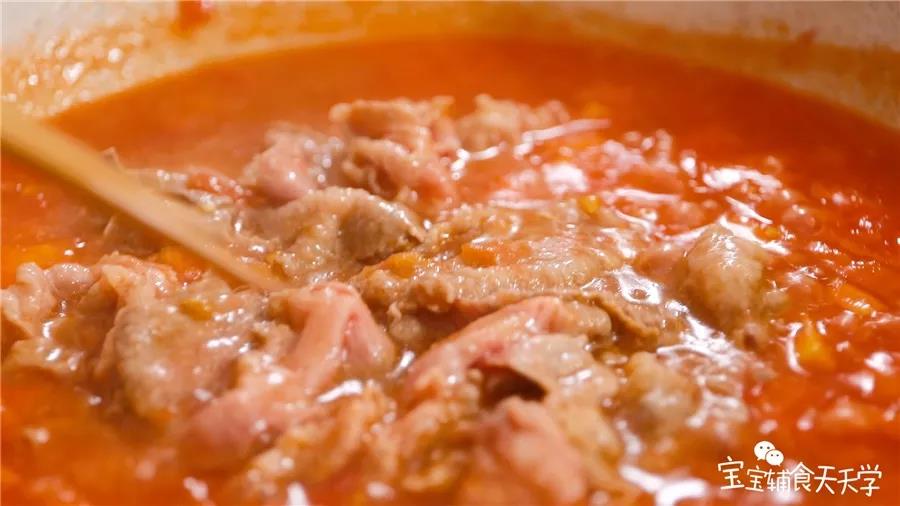 把肥牛放入锅快速煮熟，时间不超过2分钟