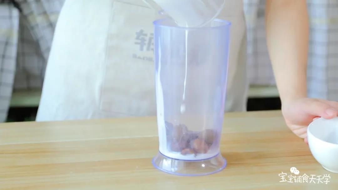 栗子加入少量的牛奶，用搅拌机打成泥