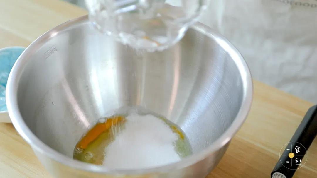 白砂糖和鸡蛋搅拌至糖化