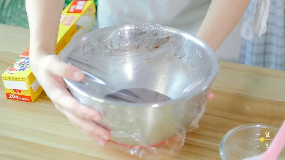 混合后黄油面糊用保鲜膜包住，放进冰箱冷藏静置2小时以上（静置时间在8小时内最佳）