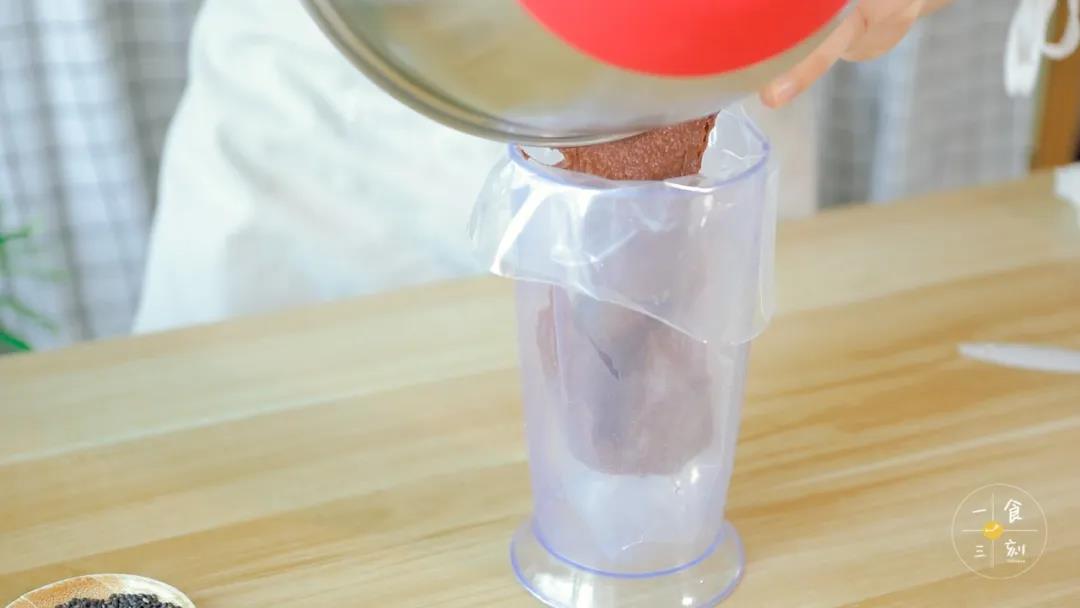 烤箱预热180度，把面糊放入裱花袋