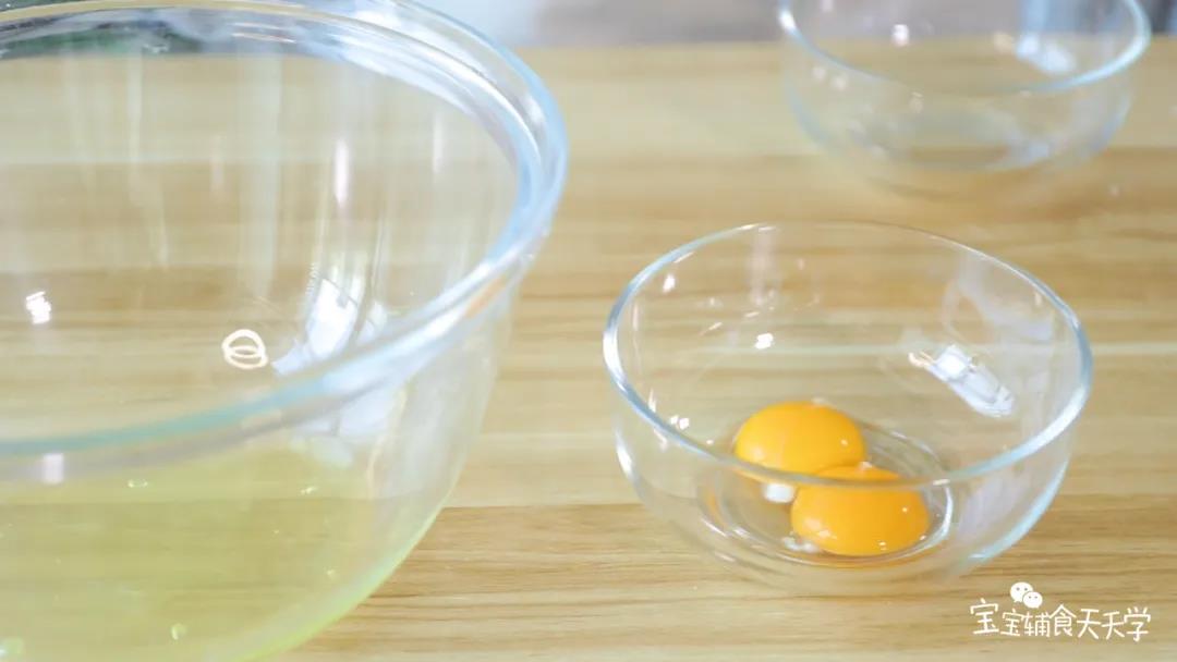 把2个鸡蛋的蛋黄与蛋清分开，分别装在无油无水的深碗中