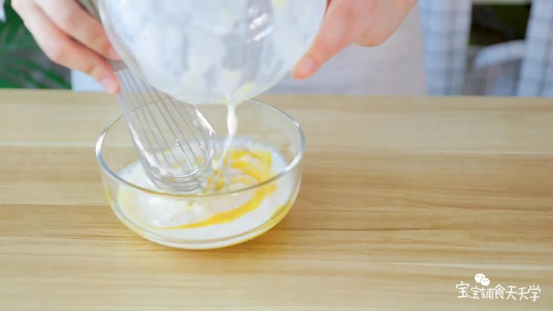 把搅拌好的香蕉糊倒入蛋黄碗中，混合均匀