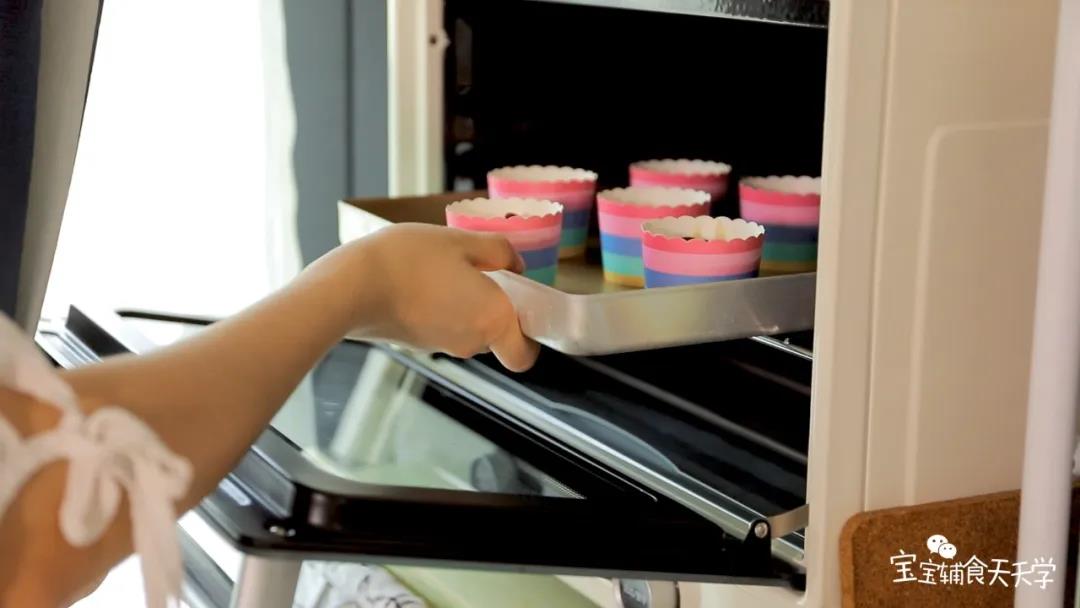 用牙签插入蛋糕，取出来牙签干净无沾面糊就代表熟啦