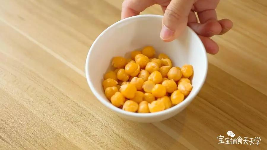 提前一晚浸泡鹰嘴豆，加水煮1-2小时煮熟，煮熟的鹰嘴豆剥去外皮