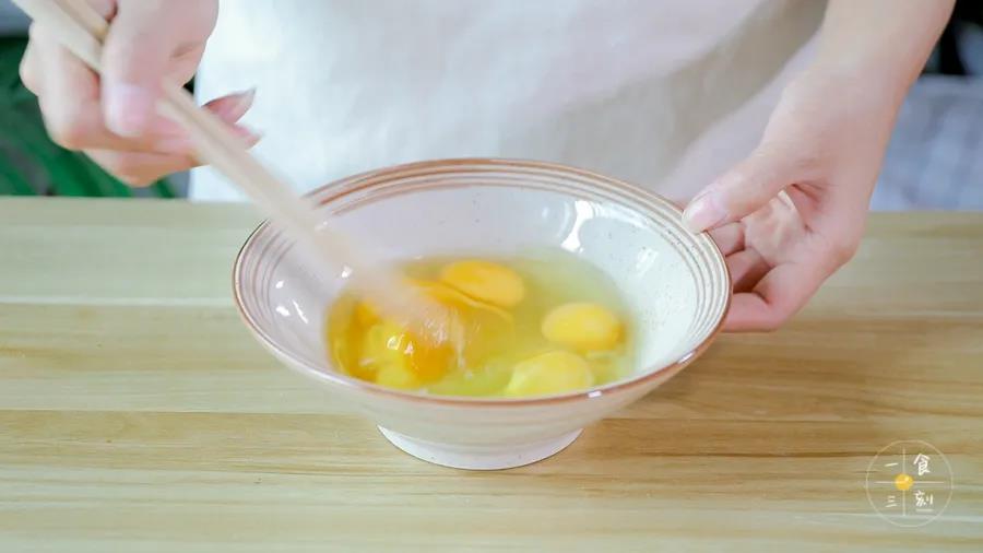 第2步：鸡蛋打散，放少量盐拌匀