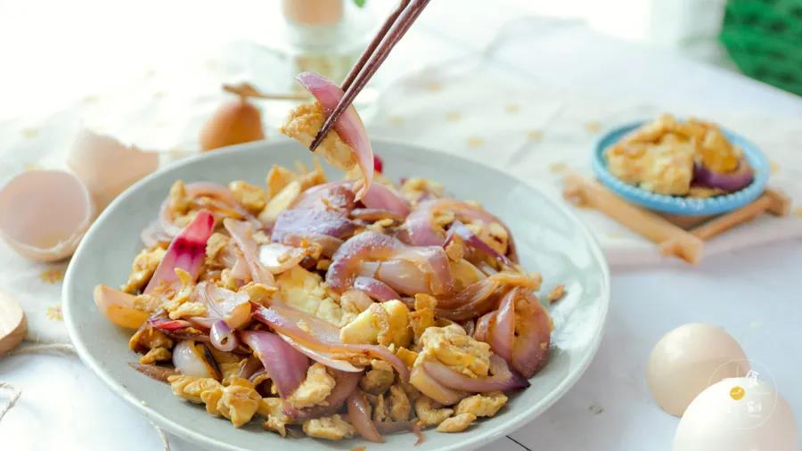 第8步：嫩滑的葱油炒蛋就完成啦。洋葱鲜甜，鸡蛋软香！