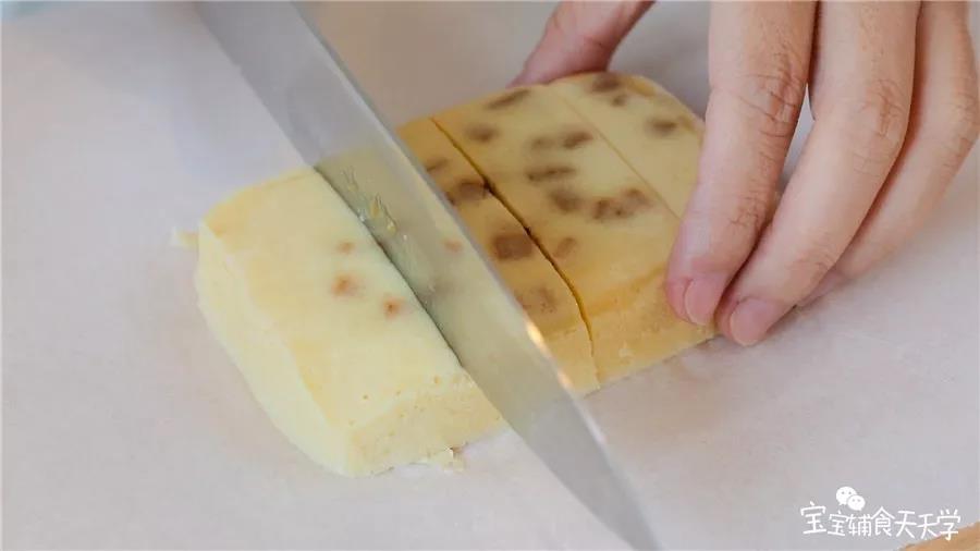 冷却后脱模切块即可