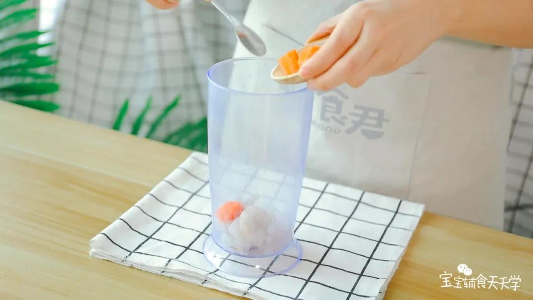 第2步：虾肉、豆腐、胡萝卜、青瓜倒入搅拌机