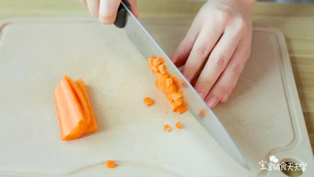 第2步：胡萝卜、洋葱切粒