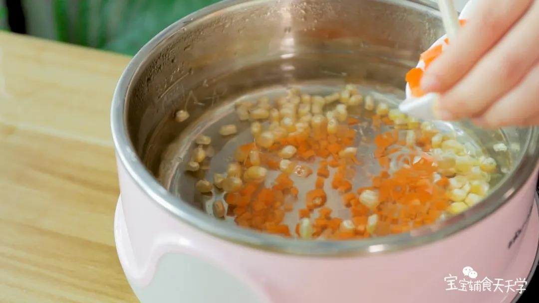 第3步：玉米、胡萝卜、四季豆放进沸水中焯水5分钟，四季豆请再加多5分钟