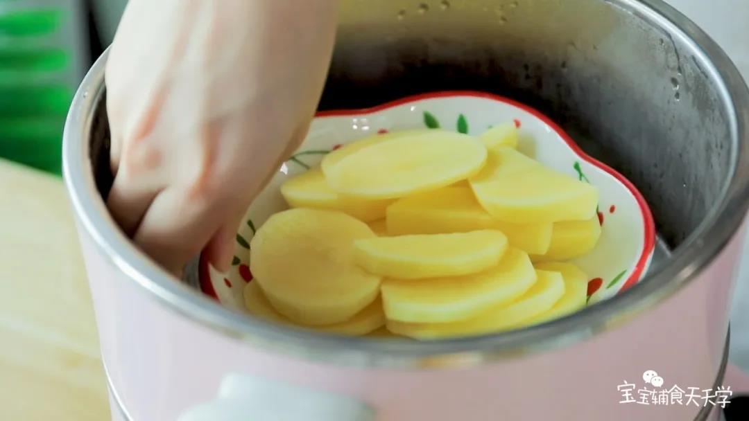 第4步：土豆去皮切块，沸水上锅蒸10-15分钟