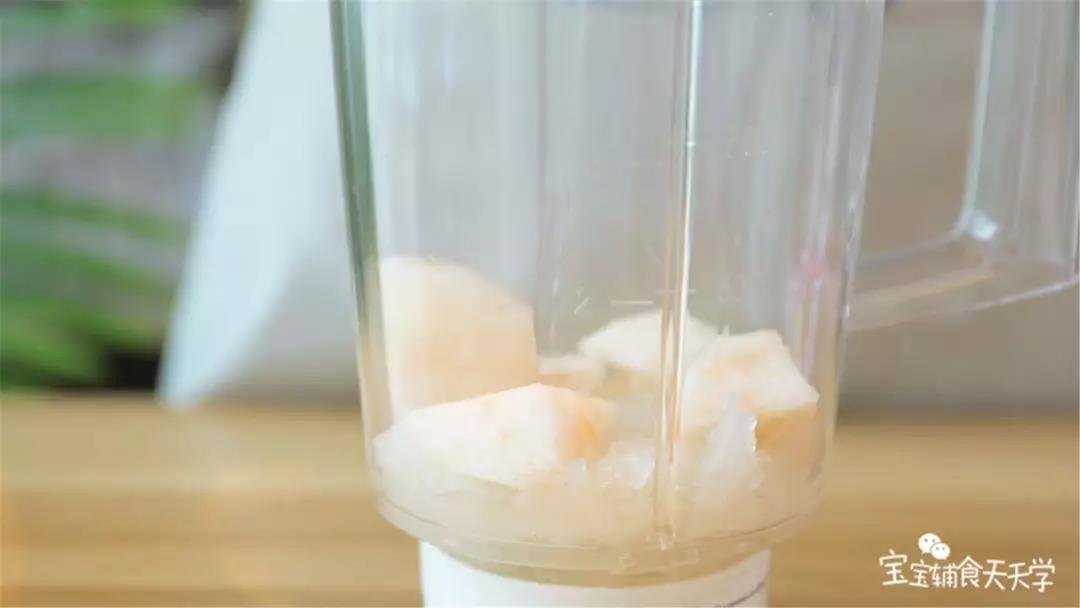 煮好的银耳倒入搅拌机，放入雪梨块煮好的银耳倒入搅拌机，放入雪梨块