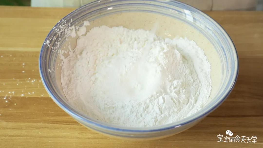 糯米粉、玉米淀粉、砂糖倒入一个大碗里