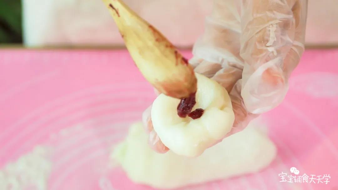 中间放入杨梅酱，包起来