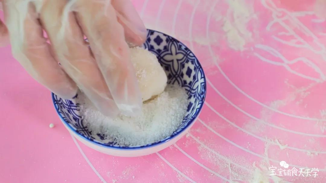 滚上一点椰蓉防粘装饰就可以了