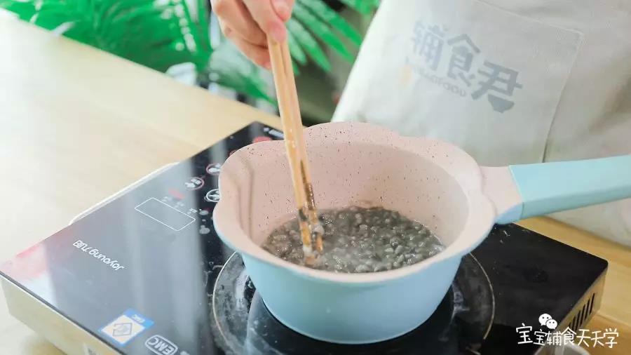 倒入半碗米粥烧开