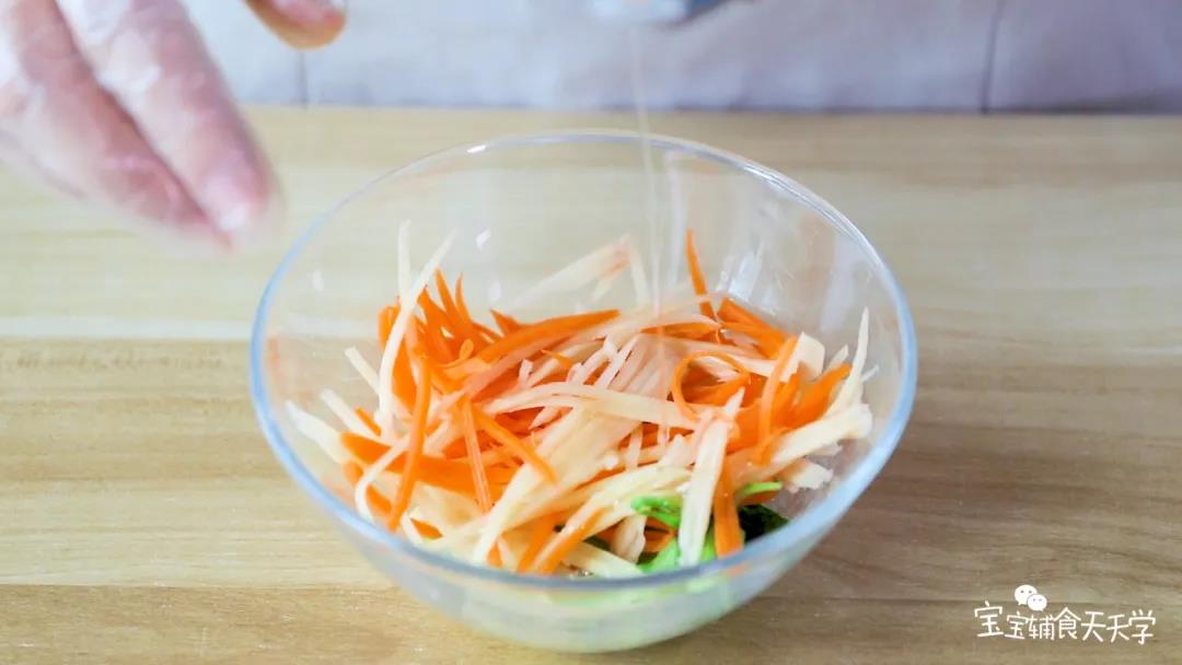 土豆丝、胡萝卜丝、青瓜丝混合，倒入少量食用油拌匀