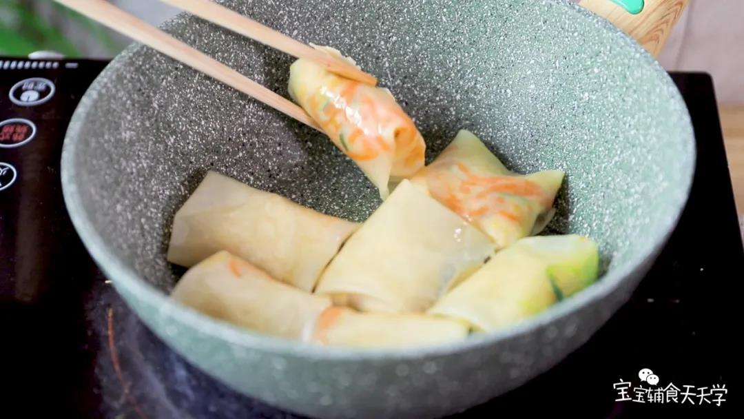 不粘锅小火加热，放入三丝卷饼煎香两面即可