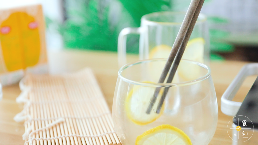 将柠檬茶吉利丁液倒入杯子里，杯子里可以放入一两片之前煮过的柠檬片