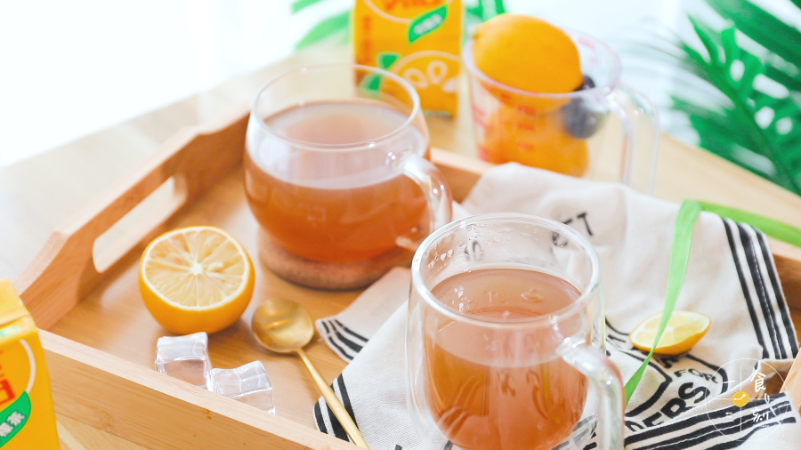 这么一个柠檬茶冻，可以说是集柠檬茶的清爽和果冻的Q弹于一身。