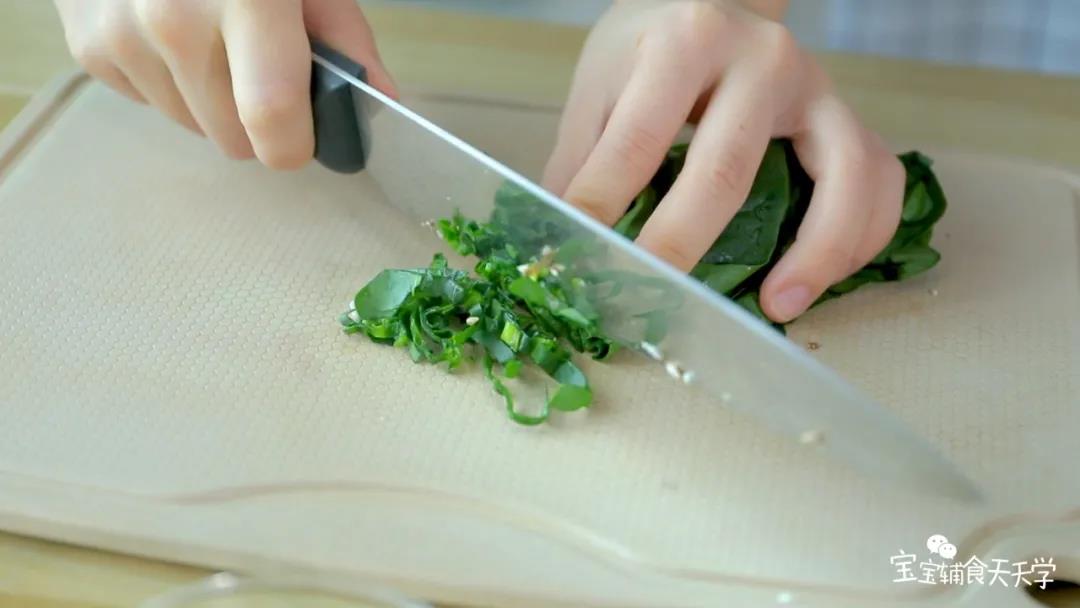 把青菜切碎，备用