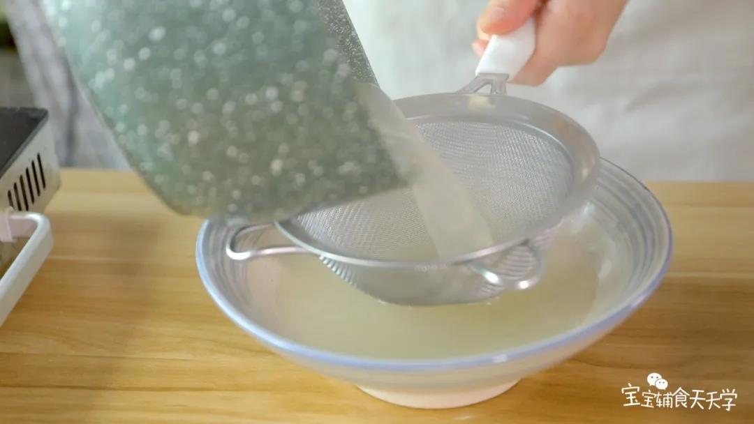 待汤呈现白色状后过滤掉虾皮与银鱼