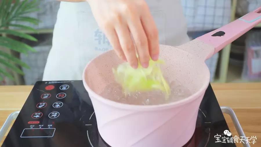 烧开一锅水，放入青瓜丝