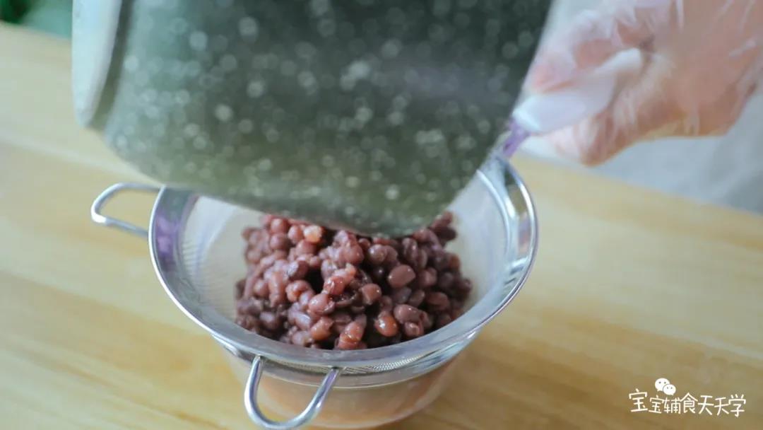 第4步：煮至软糯的红豆倒出来沥干水分