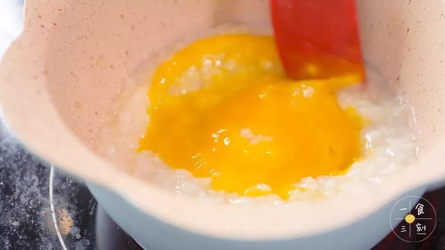 提前煲好一碗白粥，把煮好的白粥倒到锅中小火煮开，加入蛋黄，搅拌均匀
