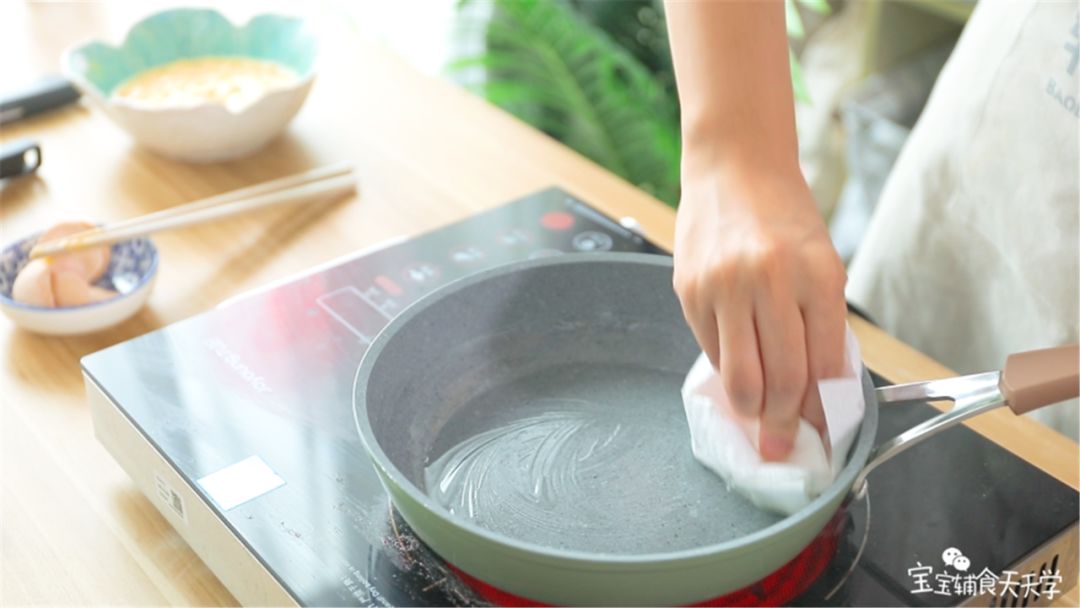 第7步：锅里涂油，小火热锅