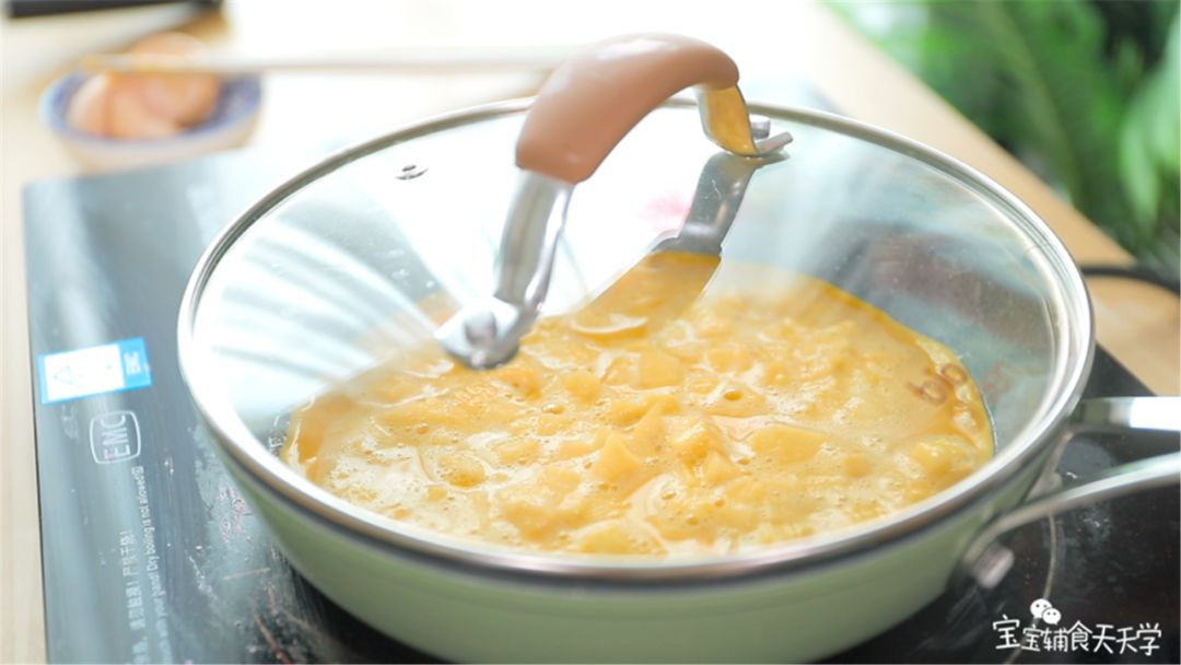 第10步：小火慢煎，加盖焖至表面凝固即可