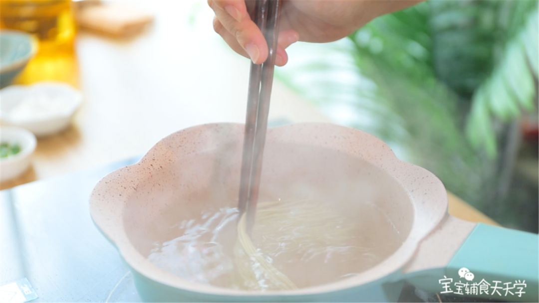 第2步：烧开一锅水，放入宝宝面条煮熟