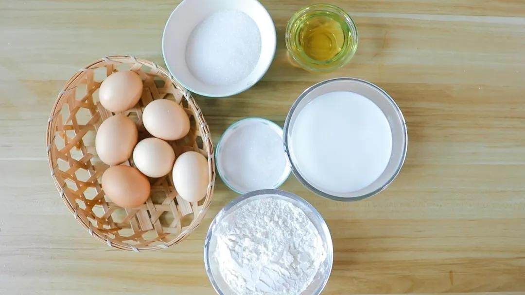 第1步：  ：鸡蛋 / 6个，低筋面粉 / 100克，