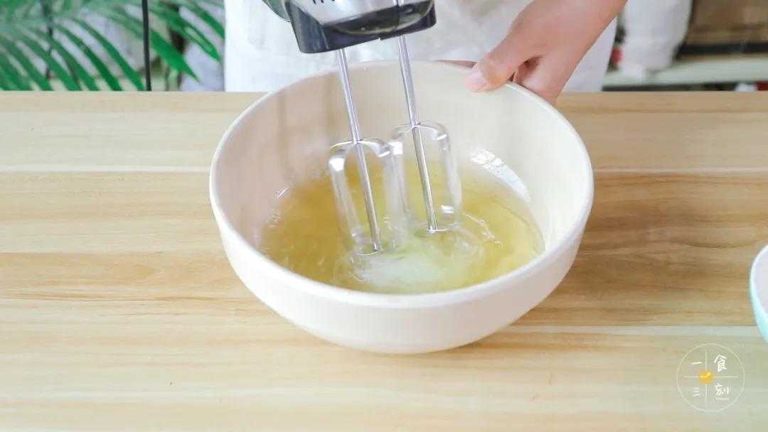 第4步：蛋清里滴入几滴柠檬汁